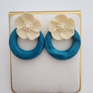 Vintage Avon convertible post earrings blue‎ ring cream flower
